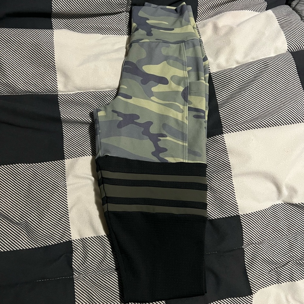 Bombshell Sportswear camo legging